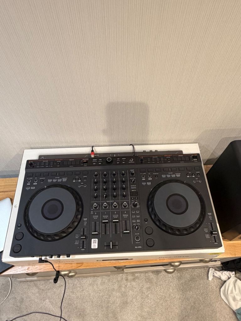 Alpha Theta DDJ GRV 6 + Pioneer DJ VM 70