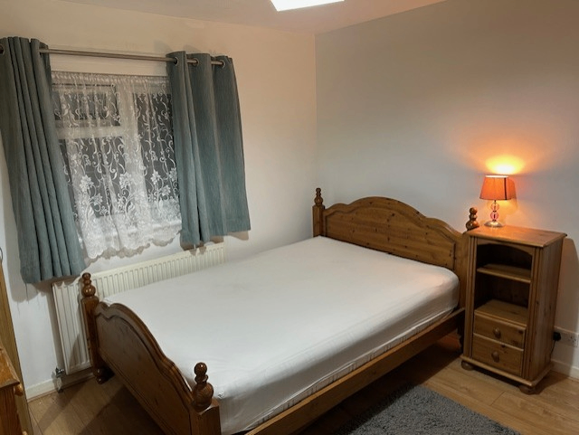 Large room available RG2 7UH Location near Reading uni /Tesco  Depo  Couple or Female £800 included 