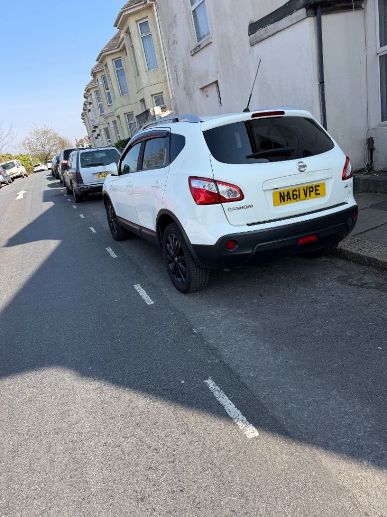 Nissan Qashqai manual 2011 - low mileage