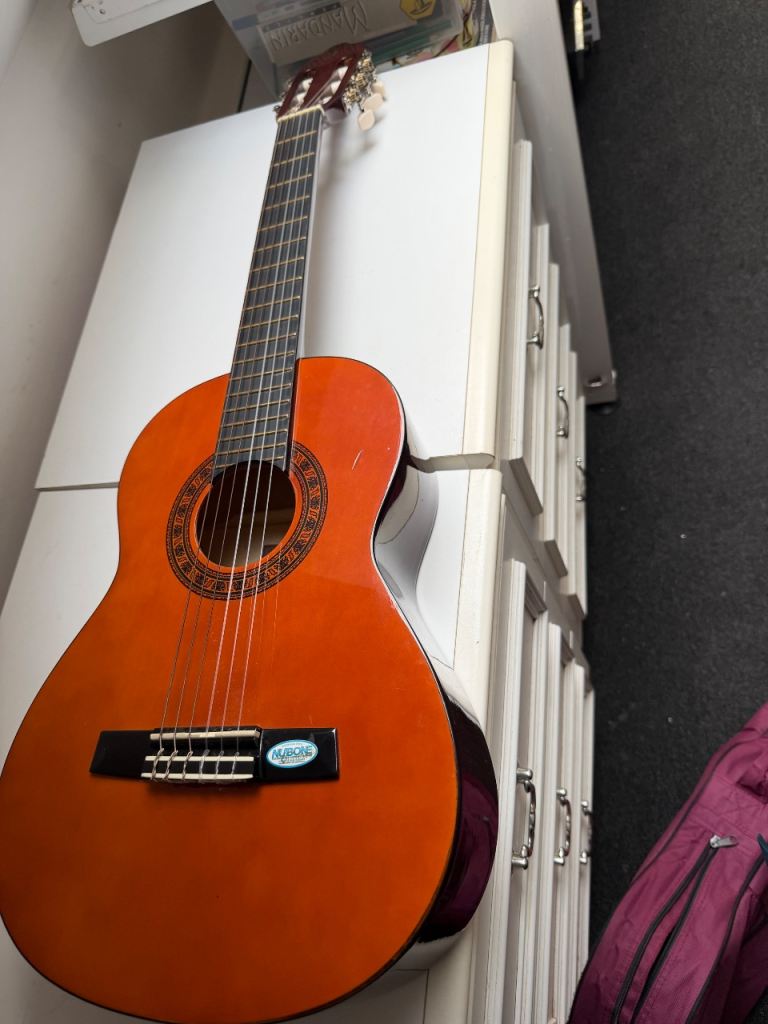 Valencia 3/4 size classic guitar.  6 strings.