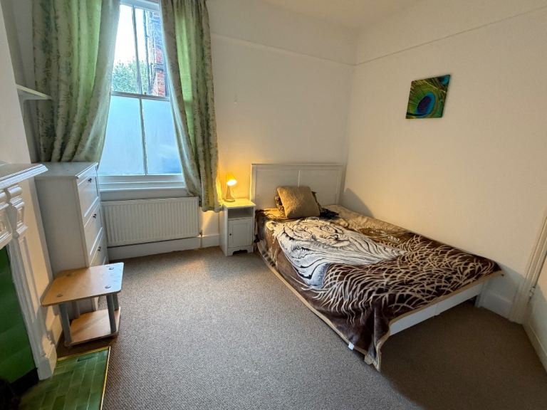 Large Double Room To Let