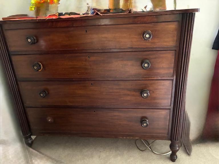 Mahogany chest of drawers 