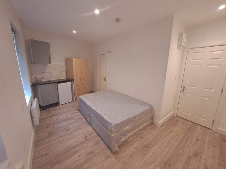 Studio Room Available - Bath Road, Slough SL1