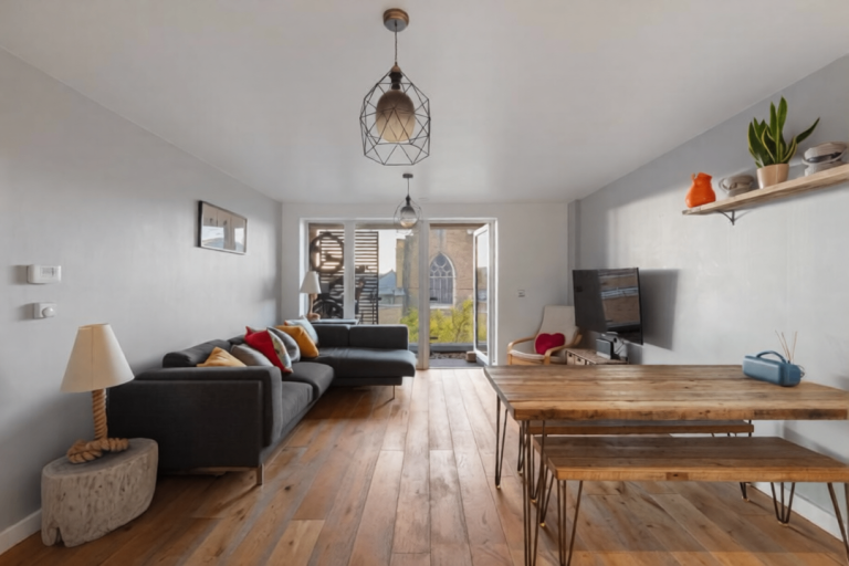 Modern 2 Bed, 2 Bath Flat – Private Balcony