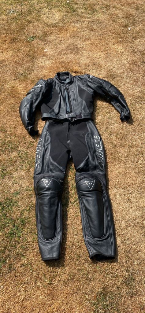 🏍️ LADIES/JUNIOR DAINESE 2 PIECE LEATHER 🏍️ SUIT (SIZE 42)