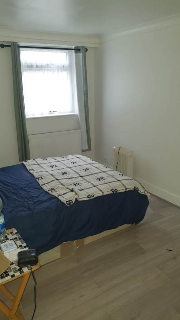 Stylish 1 Bedroom Ground Floor Flat with Private Garden, Cellar & Excellent Transport Links