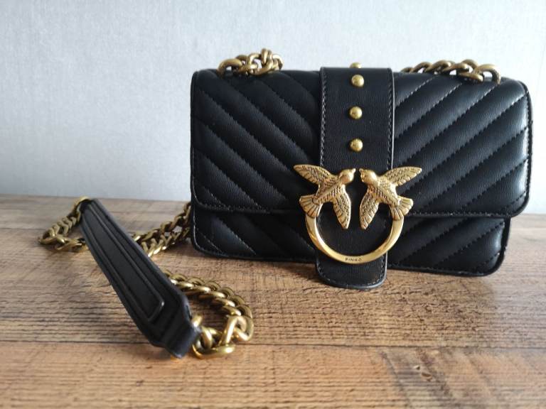 Small cross body bag with gold chain