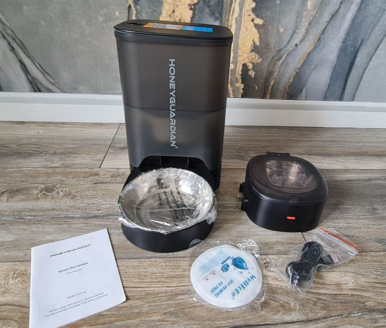 New automatic feeder for wer and dry food