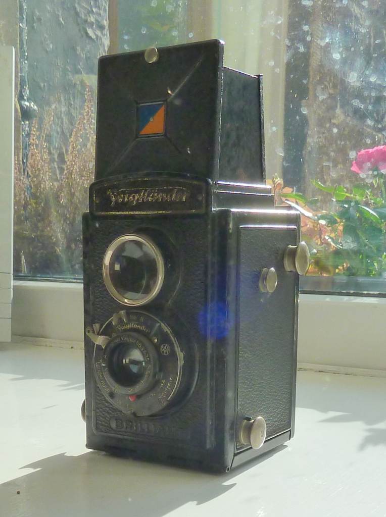 Voightlander Brilliant Vintage 1930s Camera With leather Case ( NO TEXTS PLEASE )