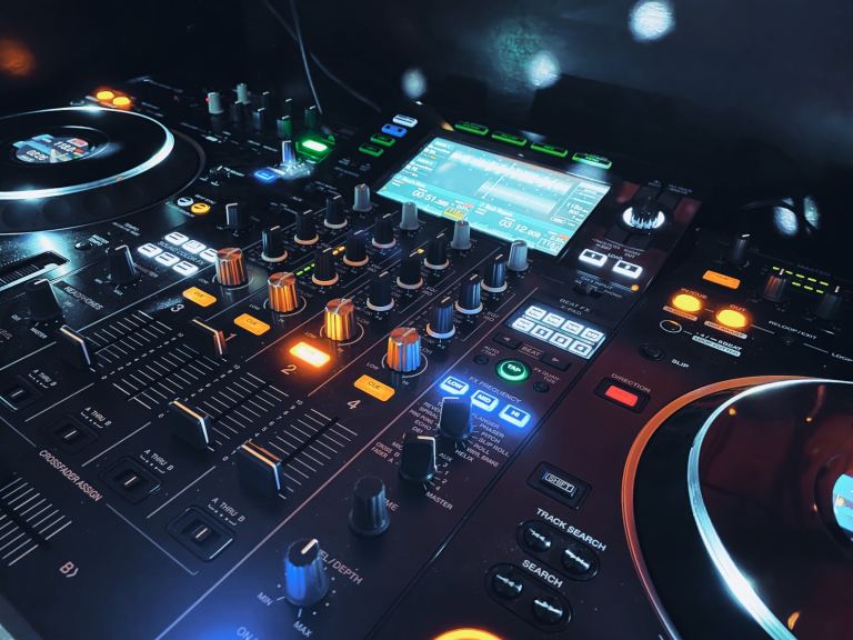 Pioneer DJ XDJ-XZ + Magma CTRL Case – Excellent Condition