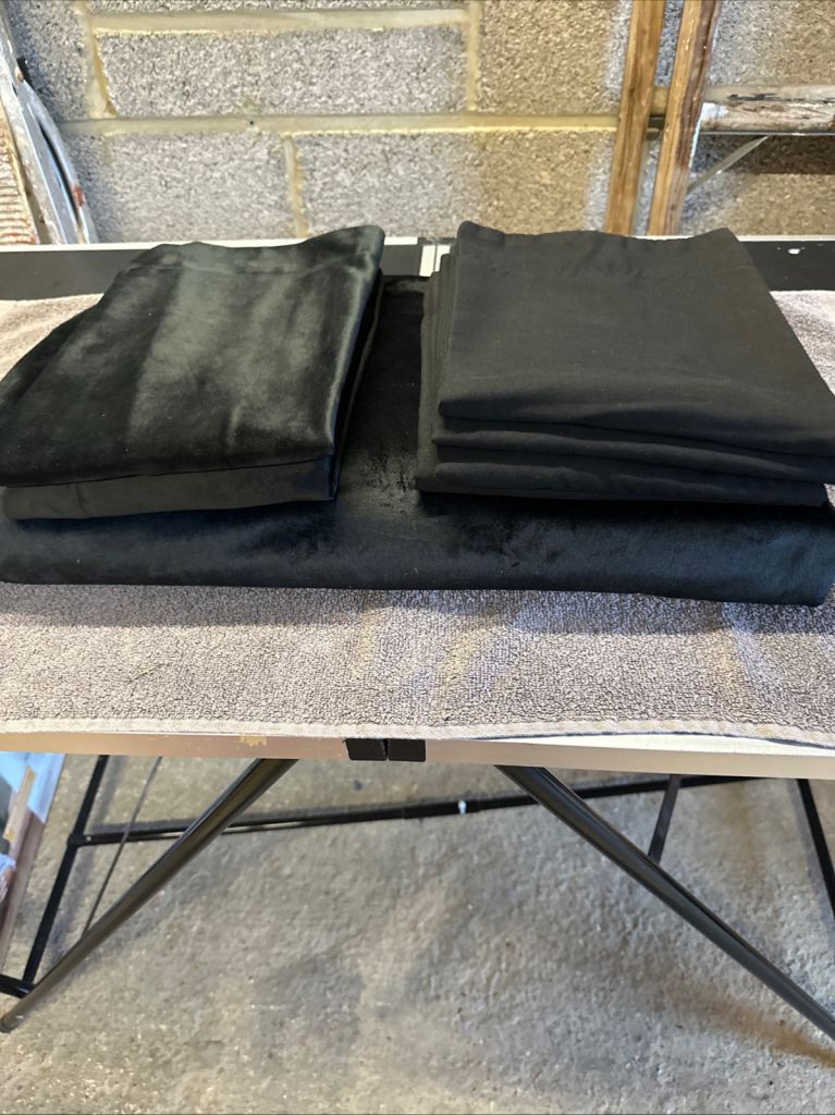 KINGSIZE DUVET SET IN BLACK WITH 6 PILLOWCASES 