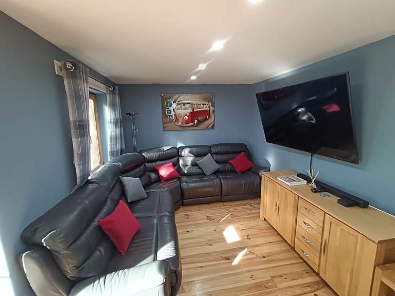 Lovely Furnished Central (Haymarket) 3 Bedroom Flat Available Wheelchair-accessible 