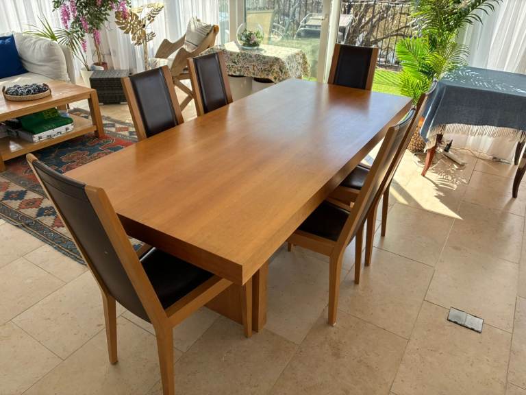 BEAUTIFUL DINING TABLE AND SIX POTOCCO DARK BROWN LEATHER AND CHERRY DINING CHAIRS 