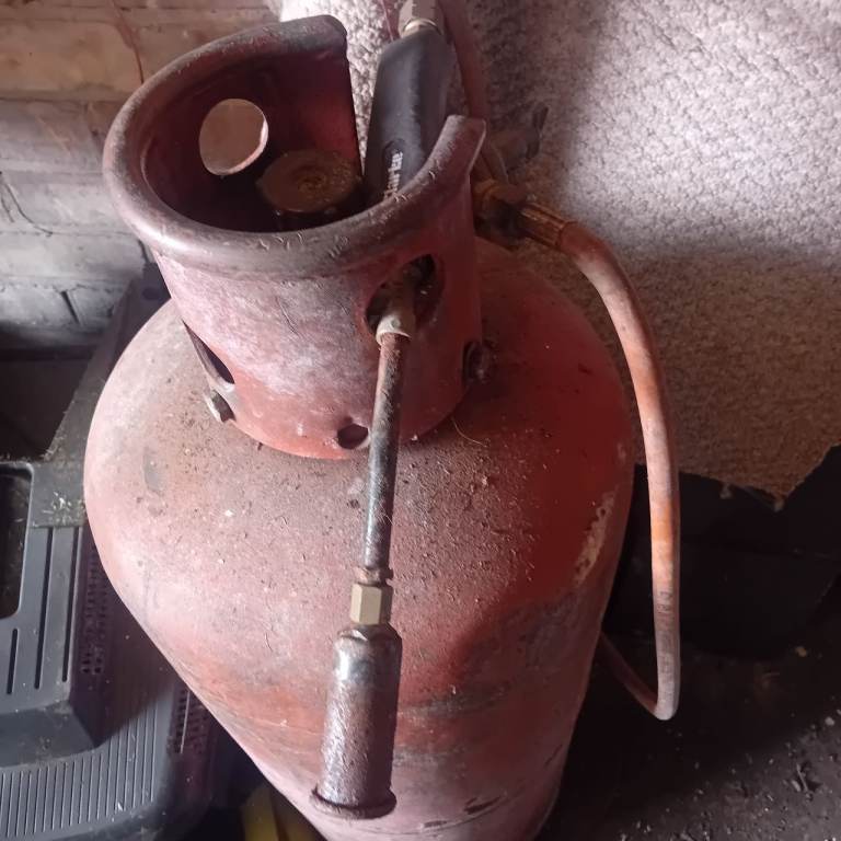 Blow torch and larg gas bottle 