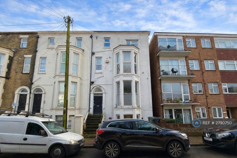 2 bedroom flat in Kent Road, Southsea, PO5 (2 bed) (#2790750)