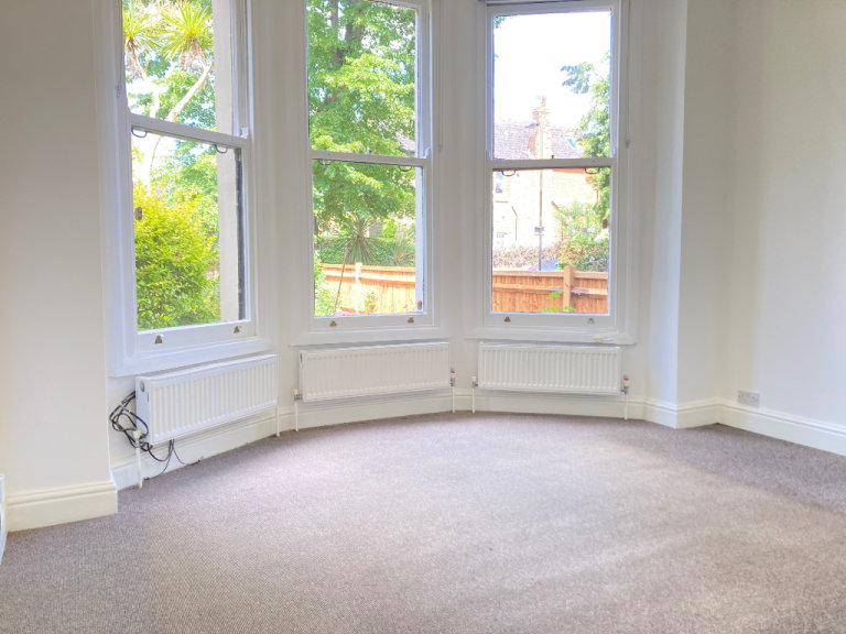 Converted GF 1 Bed Flat Bath Shower Separate Kitchen Separate Sitting Garden Very NearTubeBusShops