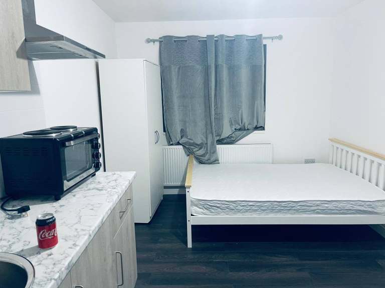 Ground floor Studio flat TO LET close to Gants Hill Station.