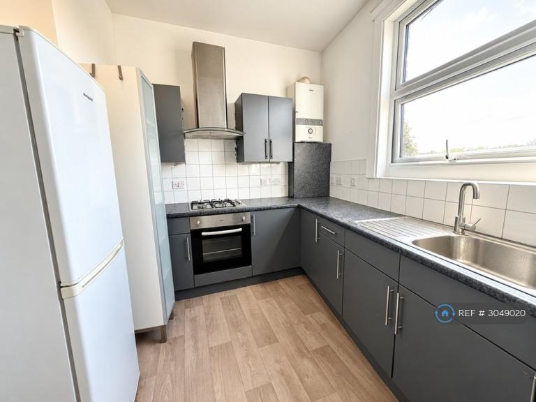 4 bedroom flat in Colney Hatch Lane, London, N10 (4 bed) (#3049020)