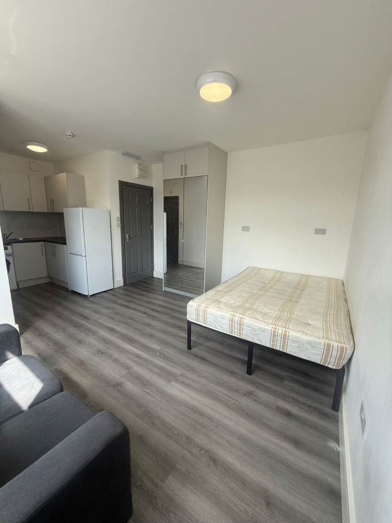 BEAUTIFUL ENSUITE LARGE DOUBLE ROOM FOR RENT IN HOUNSLOW CENTRAL