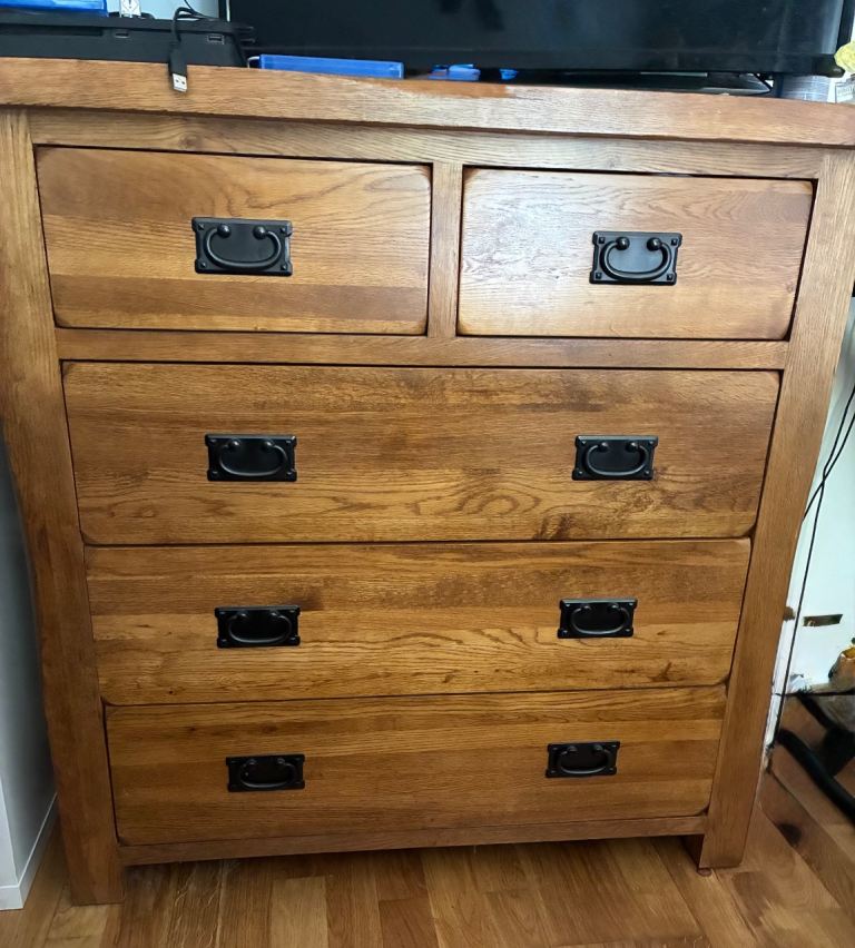 Oak chest of drawers and 2 matching bedside tables 