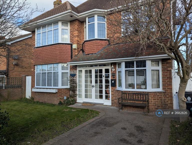 image for 4 bedroom house in Gainsford Avenue, Clacton-On-Sea, CO15 (4 bed) (#2682826)