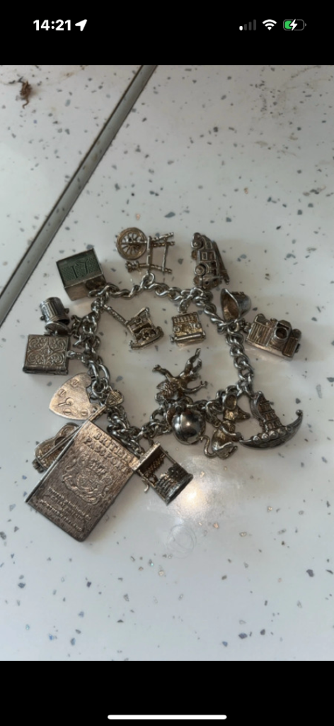 Vintage silver charm bracelet with 17 charms 