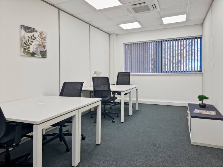 Aberdeen - AB21 0GL \ Fully Furnished Office with 5 Desks