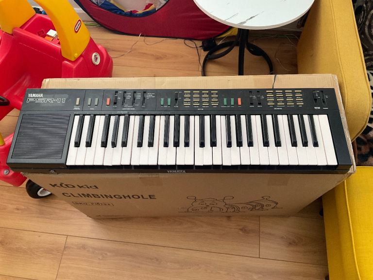 Yamaha PSR-11 Electric Keyboard – Good Condition