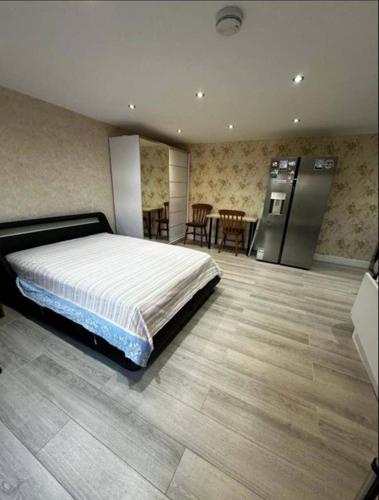 SELF CONTAINED STUDIO FLAT IN FELTHAM