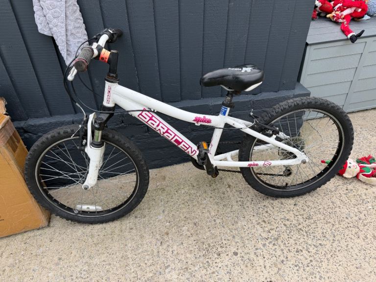 Girls Saracen bike