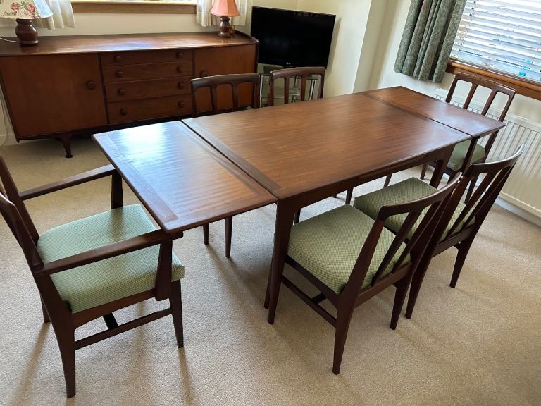 Dining Table & 8 Chairs Incl Two Carvers In Excellent Condition Circa 1970