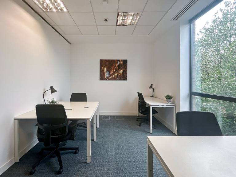 High Wycombe - HP14 3FE \ Serviced Office for Rent with 5-Desk Capacity