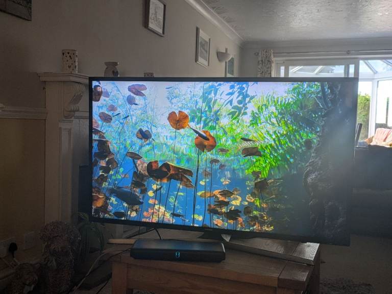 Samsung 43'c smart TV and unit