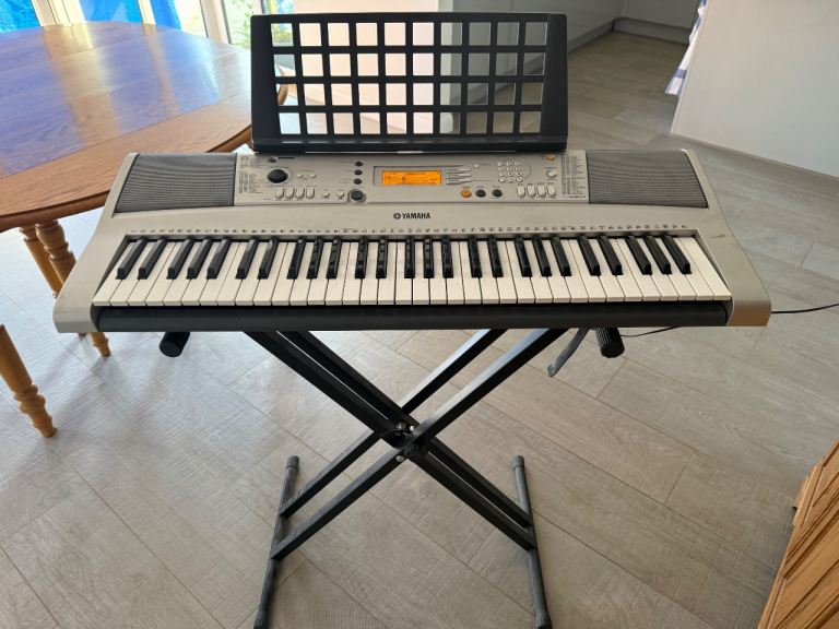 Yamaha Portatone PSR-E313 Electronic Keyboard with Stand