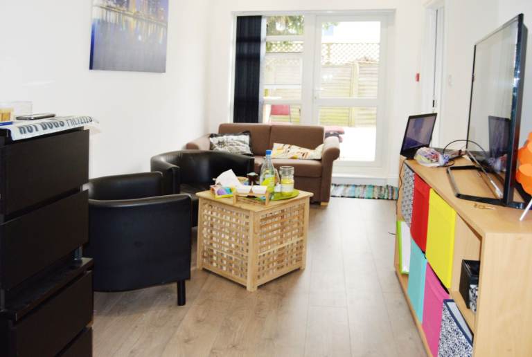 **ALL BILLS INCLUDED * Spacious one bedroom with 2 washrooms and fitted kitchen flat at West Ealing 