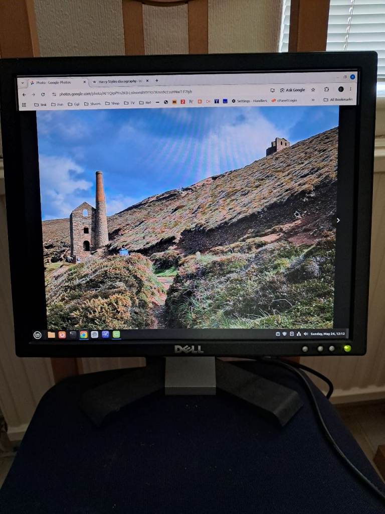Dell Computer Monitor 17" (with cables)