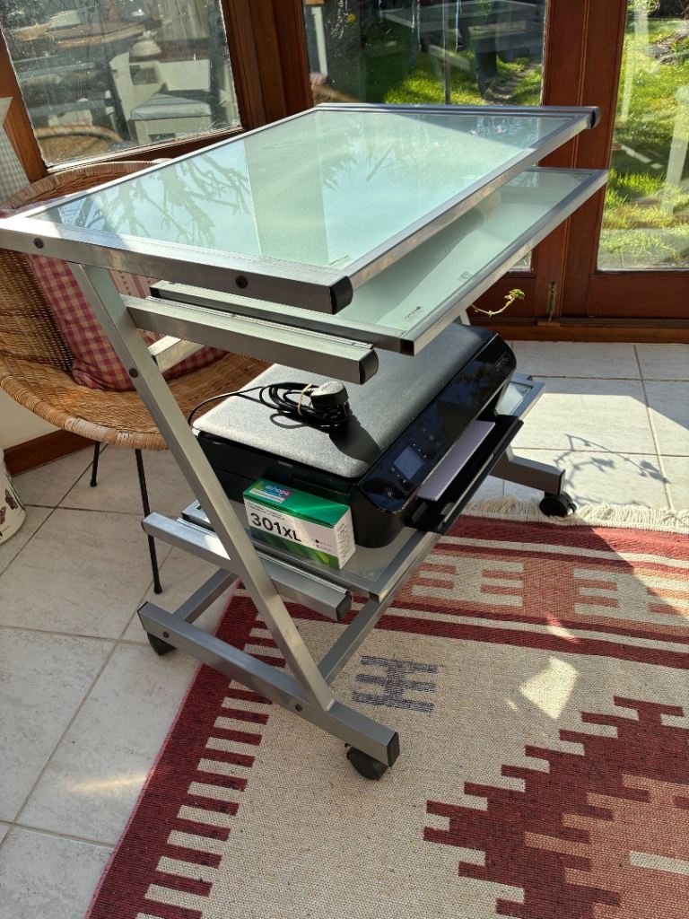 Computer table