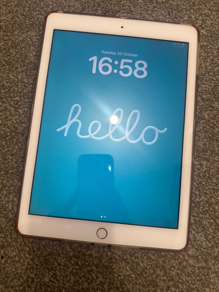 Apple iPad 2018 6th gen 9.7-inch – White/Rose Gold, Excellent Condition