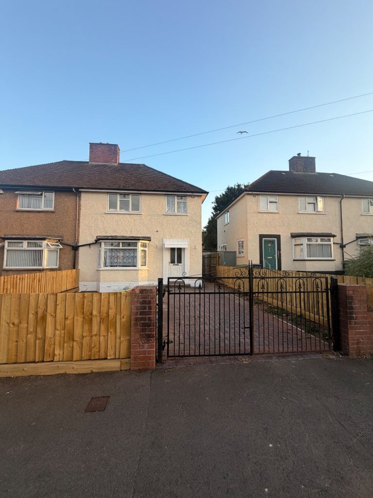 3 Bedroom House in Caerau with gated parking 
