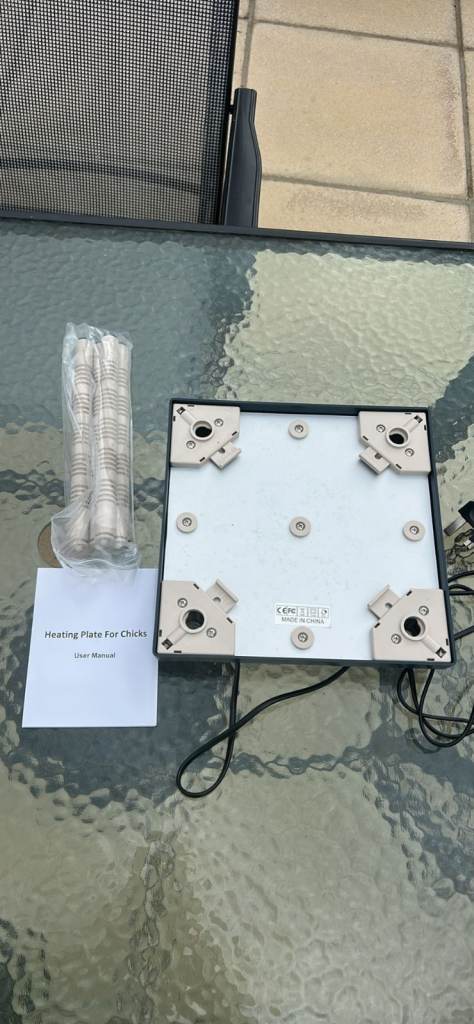 Heating plate for chicks