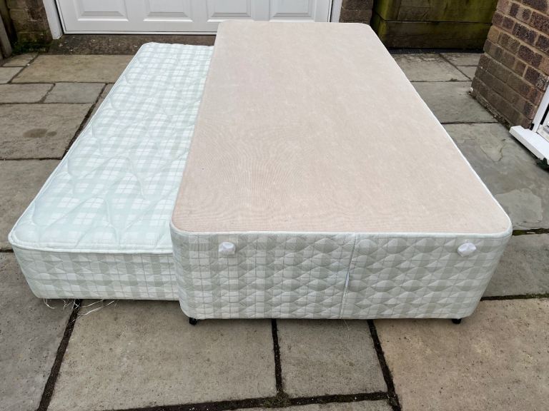 Single bed with pull out underneath. 