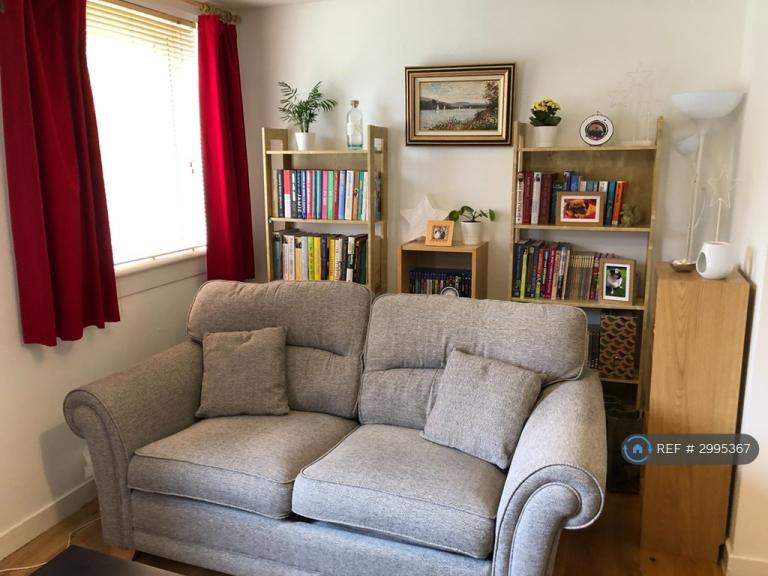 1 bedroom flat in Stuart Crescent, Edinburgh, EH12 (1 bed) (#2995367)