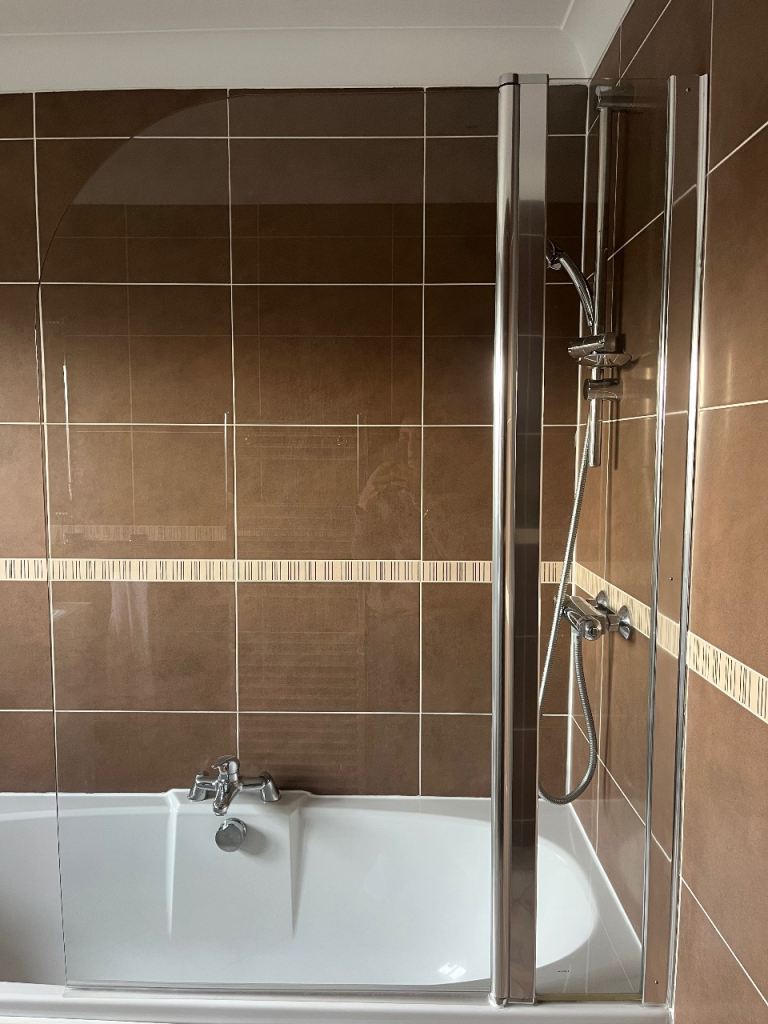 Folding shower door great condition 