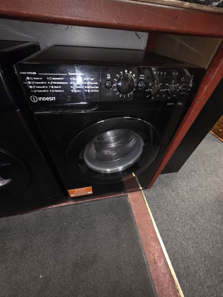 Black indesit 7kg washing machine £139 (3months warranty)