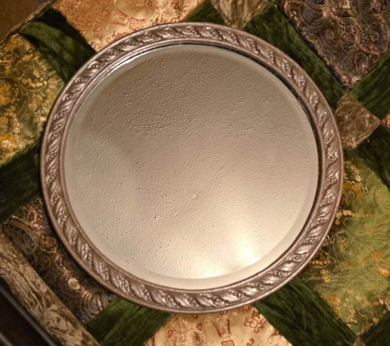 Round bevelled mirror