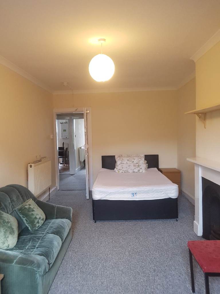 2 bedroom flat near University of Glasgow for students.