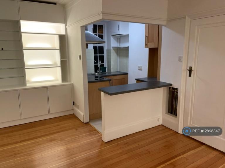 1 bedroom flat in Hillside Court, London, NW3 (1 bed) (#2898347)