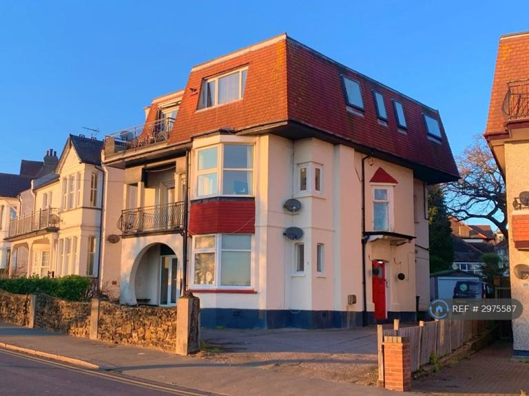 2 bedroom flat in Cliff Gardens, Leigh-On-Sea, SS9 (2 bed) (#2975587)