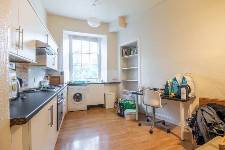 Desirable, 2 bedroom, 1st floor flat near the Meadows – available May