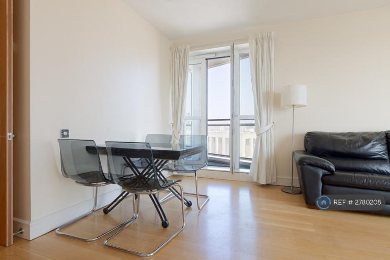 2 bedroom flat in Berkeley Tower, London, E14 (2 bed) (#2780208)